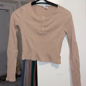 Beige/brun topp - En beige/brun topp från H&M men kmr it till användning ✨