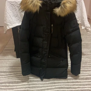 Hollis vinterjacka strl 34 - Sjukt snygg jacka, den är jätte skön och varm till vintern. Säljer den för att jackan är tyvärr för liten på mig. Har inget kvitto pågrund av att jag köpte den på nätet. Köpte den för 3000kr. Bra skick och har inte använt den så länge allsklkmkk har haft den få gånger. Den har INTE ÄKTA PÄLS! Jag säljer jackan för 1500kr. 
