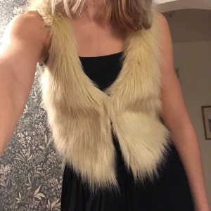 🤍Vit fake flufff väst 🤍 - 🤍Aldrig kommit till användning, Fluffig och skön 🤍