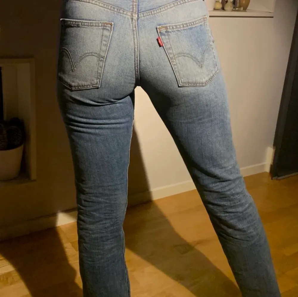 Säljer dessa vintage Levis jeans, i fint vintage skick ❤️ w26 L32 . Jeans & Byxor.