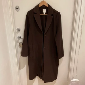 Brun kappa - Säljer min bruna kappa från HM, ordpris 699. Använd en säsong. Köparen står för frakt eller så möts vi upp. 