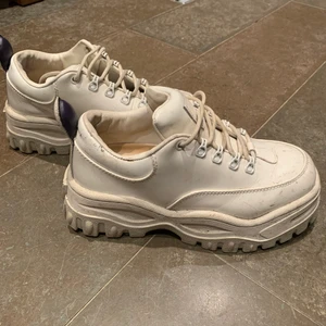 Eytys skor - Säljer mina så fina eytys sneakers i storlek 38! Lite smutsiga nu men materialet är så lätt av göra rent. Innan dom köps gör jag rent dom!