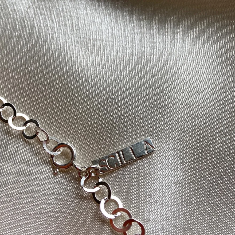 Handgjort halsband i 925 silver av mig. 42 cm långt (ca storlek s) men går att ha kortare. Se min Instagram @scillasmycken för mer :). Accessoarer.