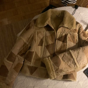 Vintagejacka - Säljer en av mina absolut finaste jackor då mitt jackförråd svämmar över o jag ej får användning för alla.. Köpt dyrt second hand. Mocka utanpå med ” Patches” och som en tjock filt inuti. Midjelång. Varm nog för vinter. Jag ör storlek xs på överkropp men passar S också. 