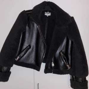 Jacka 🧥  - Säljer denna jacka den kommer inte till användning💞. Ps : har använt den några  gånger bara. Köparen stå för frakt eller möts vi i Göteborg💞