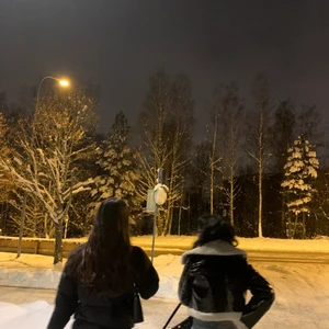 Kort svarta jacka från Asos strl 32/34 - Plagg: Tajt samt kort, ett hål i ena fickan annars i gott skick! Använd ca 6 gånger. 