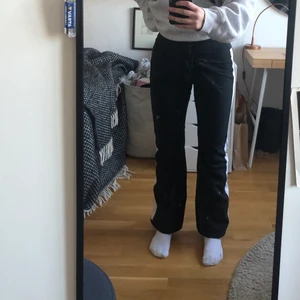 Skidbyxor - Skidbyxor från Everest i storlek 170 men passar mig som är 167cm lång. Använda en säsong så bra skick! Modellen är lite bootcut. 