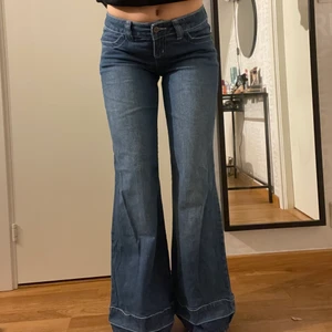 Lågmidjade jeans  - Säljer dessa sjukt snygga lågmidjade jeansen . Köpta secondhand men är i ett nyskick. Frakt kostar 66kr ❤️❤️