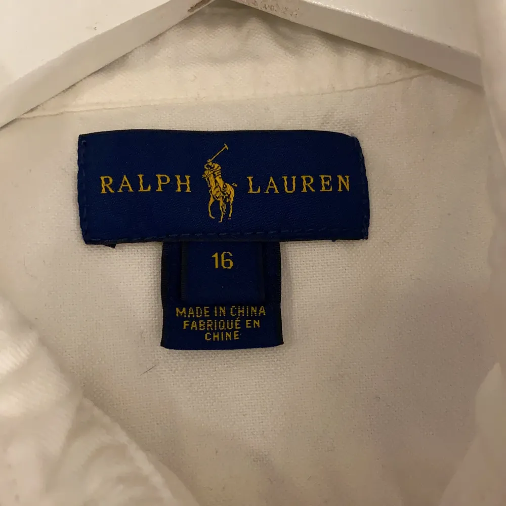 Vit Ralph Lauren Skjorta köpt på Kidsbrandstore, Storlek 16 (XS), använd 1 gång.. Skjortor.