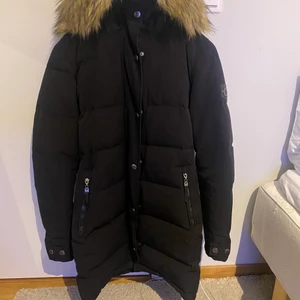 Hollies jacka Subway - Hollies jacka i modellen Subway för dam.  Strl. 36 dvs. xs/s Kan fraktas mot fraktkostnad, finns i Haninge för upphämtning. 