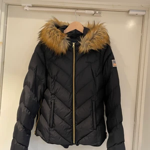 Svea vinterjacka - Vinterjacka från Svea som är varsamt använd. Fuskpäls i kragen. Säljer tyvärr då den är för liten men den är superfin och varm och härlig!