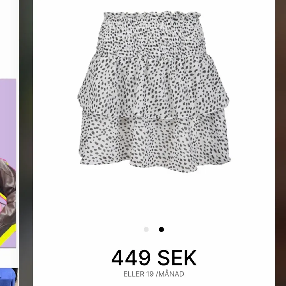 Säljer min ursnygga volangkjol!! Nypris: 449kr. Storlek xs men den är otroligt stretchig så passar även S och M (kontakta för mer information)❣️. Kjolar.