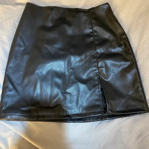 Skinn kjol - Svart kort skinn kjol med liten slits vid sidan. Aldeig använd. Storlek 34. Pris: 110kr plus frakt 45kr❤️❤️