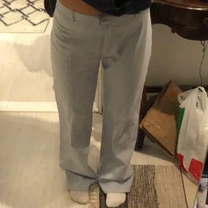 Ljusblå kostymbyxor  - Ljusblå kostymbyxor, aldrig använda 💕