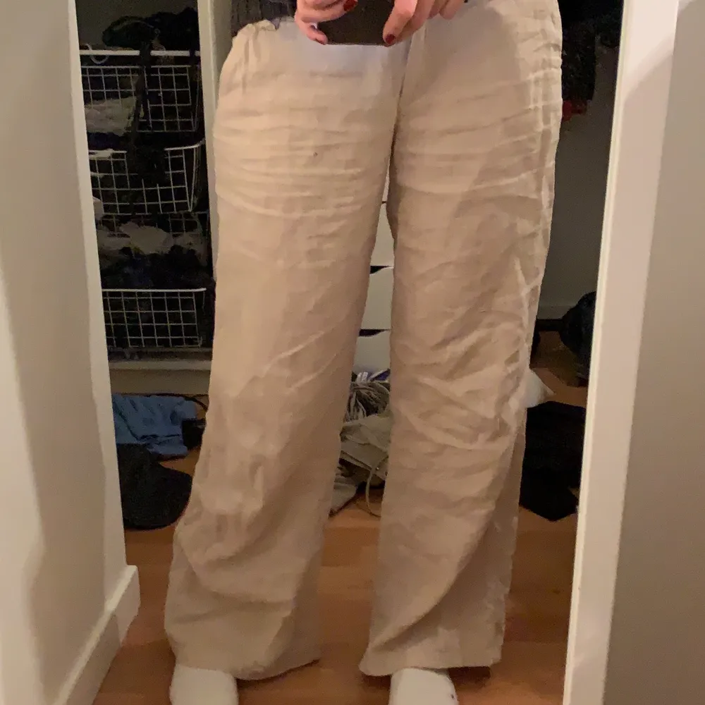 Jättefina lågmidjade beigea linnebyxor. Sista bilden är lånad från tjejen jag köpte dem från!❤️ jag är 170. Jeans & Byxor.