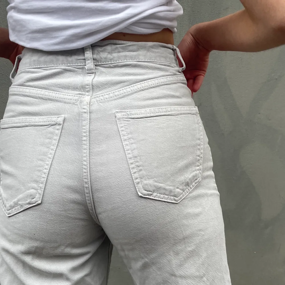 Grå ZARA full-length Jeans.💙💙 midjemått insida: 71 cm Innerbenslängd: 92 cm. Modellen på bilden är 174 cm lång. . Jeans & Byxor.
