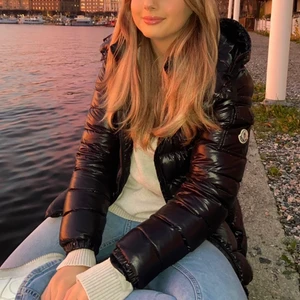 Moncler bady  - Säljer min moncler bady jacka i storlek 3 vilket motsvarar en S/M. Köptes på NK förra vintern för ca 9/10 tusen, har desvörre inget kvitto men jackan har en skan kod och ett serienummer som kan bevisa jackans äkthet på monclers hemsida ❤️ BUD = 7000