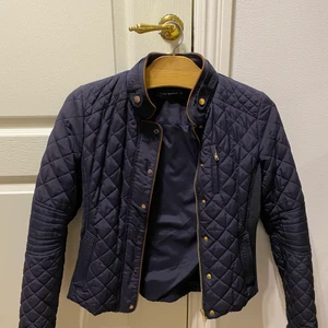 Zara jacka  - Zara jacka, i bra skick. Säljes för 250kr, i storlek S. Köparen står för frakten, kan mötas upp i Stockholmområdet. 