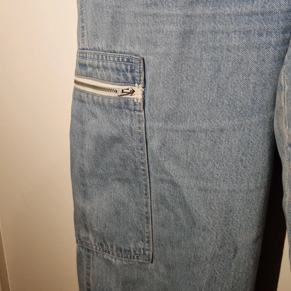 High waisted str:30 wideleg finns fickor med dragkedjapå sidan om. Jeans & Byxor.