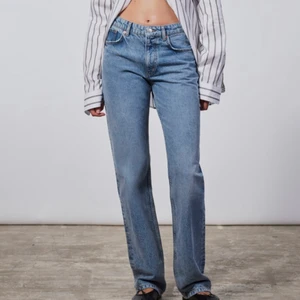 Midwaist jeans - Säljer mina oanvända zara midwaist jeans. Endast provad en gång och var för små😓 