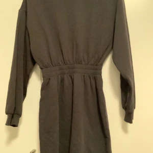 Klänning  - Hej, säljer min sweater kläng från H&M då den ej kommer till användning. Storlek xxs men väldigt stretchig. Säljer för 70