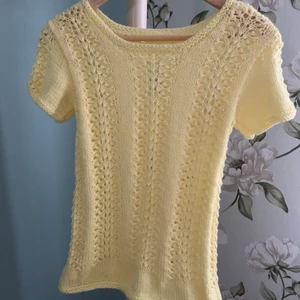 stickad gul t-shirt - en gul t shirt jag hittat på second hand för längesedan men inte använt, hittar inget märke så förmodligen handgjord? 