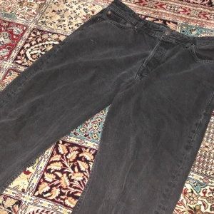 Loose/Chris Jeans från Jack and Jones - Svart Denim jeans med bra skick! Från Jack&Jones med med extremt bra kvalité och jätte skönt att ha på sig. Storleken är 34/32. Kna mötas upp om ni bor i Borås fast kan alltid leverera. OBS! Köparen står för leveransen!