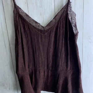 Topp - Säljer nu denna fina topp från H&M, frakten ingår i priset💚✌🏼