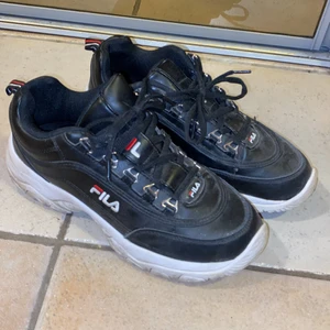 Svarta fila-sneakers - Super coola fila sneakers stl 40 men skulle säga att dem är betydligt mindre än det! Sälja pga att dem är försmå för mig. Sparsamt använda! Köptes för  1 år sedan för ca 600kr 🎸🤍