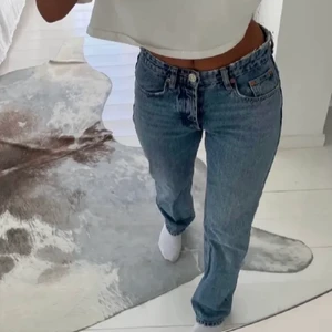 Mid/low rise jeans - Säljer mina oanvända mid/low rise jeans från zara i den mörkmarinblåafärgen. Aldrig använda , stor 36a