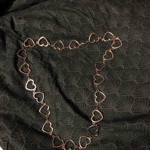 hjärtbälte - silvrigt bälte av hjärtan (ser roseguldigt ut på bilden men i verkligheten e de silvrigt). säljer pga använder ej:)