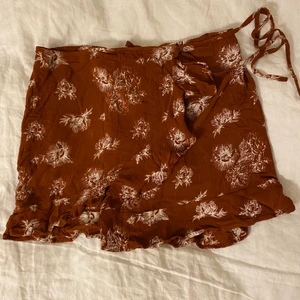 Kort wrapkjol med knyte - Köpt på Bali. Supersöt och skönt material. Perfekt till sommar och semester