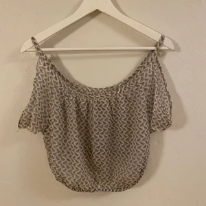 Mönstrad croptop - Knappt använt, helt felfri. Passa superfint till ett år jeans eller kjol.