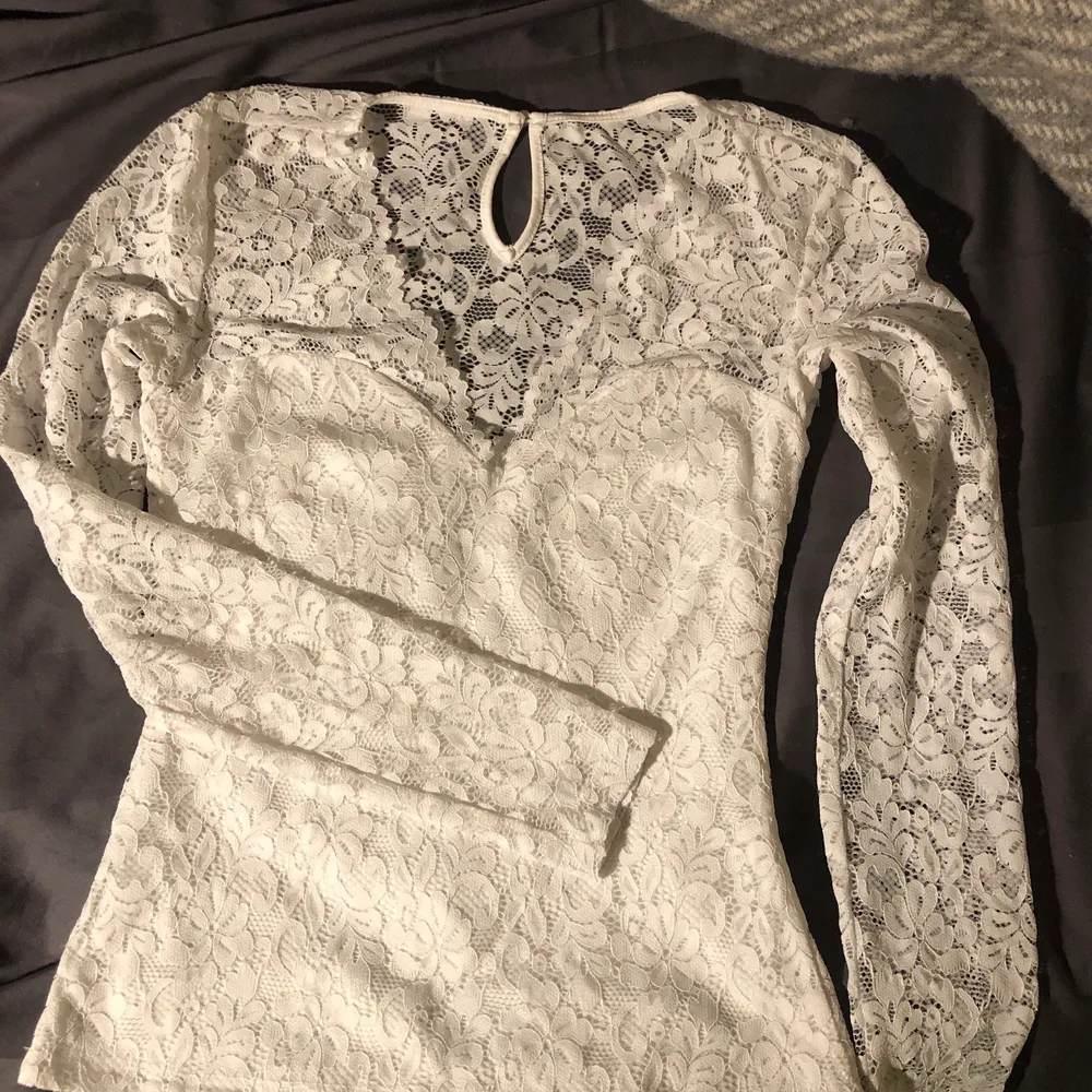 Säljer denna så fina vita tröjan då den inte kommer till användning, den är liiite sönder längst ner i V-ringningen eller vad man ska säga (se tredje bilden) men det är verkligen inget man tänker på. Skriv privat för fler bilder eller frågor💕. Toppar.