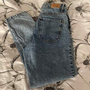 Säljer ett par fina jeans från ginatricot då jag inte kan ha dom längre, tror denna modell kallas mom jeans☺️