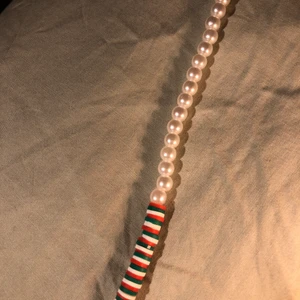 HALSBAND - JULKOLEKTIONEN är nu ute⚡️ Det är limited edition, så halsbanden kommer bara finnas under julen🎄🤍