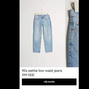 Hej, säljer dessa fina lågmidjade jeans i storlek 32. Köpte de för 599 kr, och trodde att de skulle passa men de är för långa för mig och för små i midjan. Lappen finns kvar, och de är aldrig använda. Jag säljer de för 300, köparen står för frakt eller mötas i Sthlm 💗