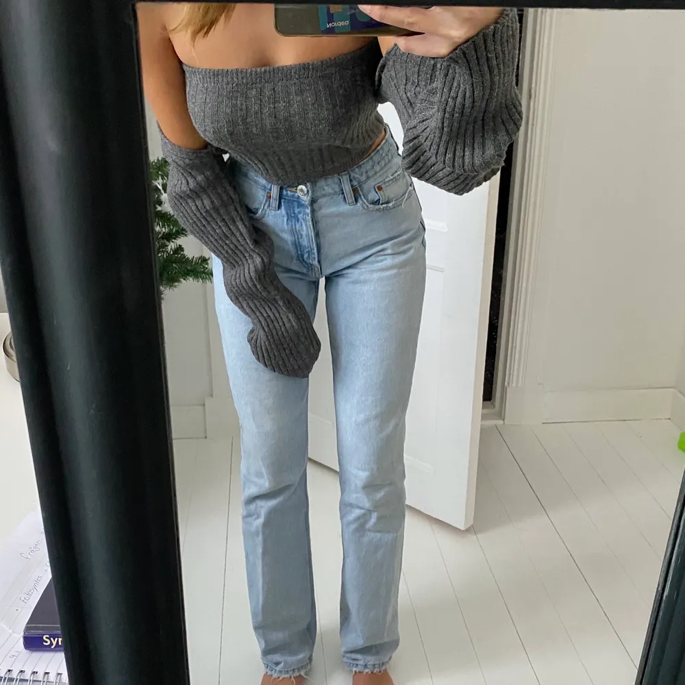 Zara jeans i storlek 36, slutsålda på hemsidan 💕💘 Jag är ca 170cm. Jeans & Byxor.