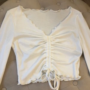 Tröja/topp - Vit tröja. Använt Max 1-2 gånger. Frakt betalas av köparen.