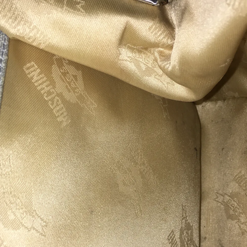 Moschino tyg handväska i superfint vintage skick.  Fraktfri . Väskor.