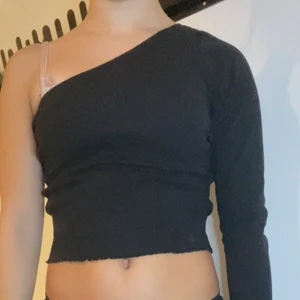 one of shoulder topp - svart tröja, toppen passform! använd nån enstaka gång men i bra skick!