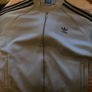 Adidas zip  - Grå adidas i storlek xl i princip nyskick.