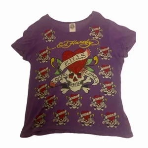 Ed hardy - Super snygg ed hardy tshirt!! Nåra stenar har ramlat av (bild 2) men inget jag själv reagerar på, står att storlek är XXL men skulle säga att den är mer en L 💋