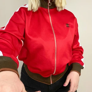 Röd tjocktröja - Röd tjocktröja från Zara i storlek M. Aldrig använd så i gott skick! 