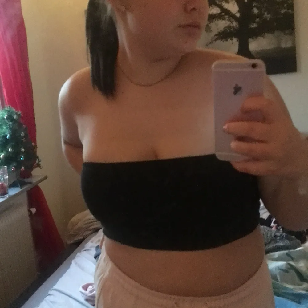 Jätte fin svart crop top från Gina. Toppar.