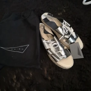 Prism - Otroligt unika sandaler som tyvärr bara stått. Jag är stl 38 så dom passar mellan 38-41.. Ordinarie pris 2400