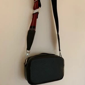 Axelremsväska  - Axelremsväska väska, själva väskan är ifrån Gina tricot men axelremmen accent! Remen går att ta av och även reglera längden! Väskan innuti är ett stort fack och ett mindre✨ 60kr + 30kr för frakten!! Säljes direkt inga bud! Kolla gärna in min sida säljer massvis billigt nu pga rensning😍🛍