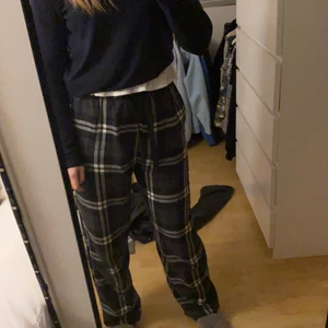 Grå pyjamasbyxor  - Lägger upp igen pga köparen ej svarar. Lite noppriga mellan benen men inget man tänker på. Storlek L men passar mig som vanligtvis har s-m. Går att knyta. Köparen står för frakten som är 66kr💗