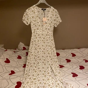 Oanvänd sommarklänning från Missguided - Storlek S. Urringad och med slits nertill ✨🤠