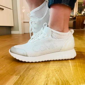 Calvin Klein skor❤️ - Hej jag säljer ett par Calvin Klein skor.Storleken är 38.Skorna är i nyskick har bara används två gånger. De väger ca 500 gram.❤️❤️ Kostar 1700 nypris.